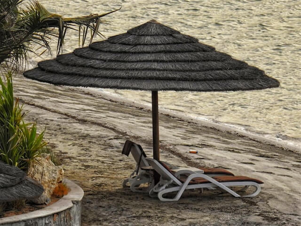 Nyd solen med en dobbelt solseng med tag